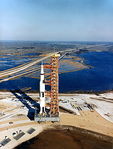 Apollo 10 auf dem Weg zur Startrampe