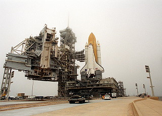 STS-102 auf dem Weg zur Startrampe