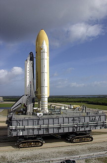 STS-110 auf dem Weg zur Startrampe
