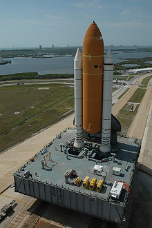STS-117 auf dem Weg zur Startrampe