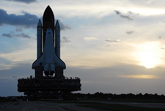 STS-120 auf dem Weg zur Startrampe