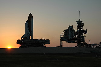 STS-121 auf dem Weg zur Startrampe