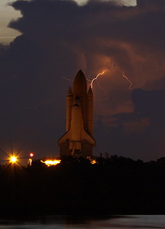 STS-128 auf dem Weg zur Startrampe