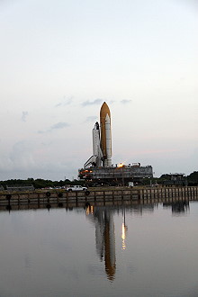 STS-129 auf dem Weg zur Startrampe