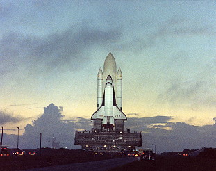 STS-2 auf dem Weg zur Startrampe