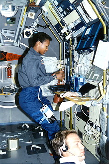 Jemison an Bord von STS-47