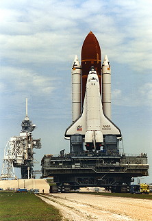 STS-49 auf dem Weg zur Startrampe