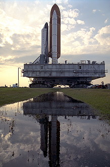 STS-55 auf dem Weg zur Startrampe