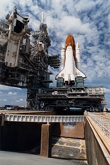 STS-56 auf dem Weg zur Startrampe
