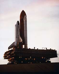 STS-61A auf dem Weg zur Startrampe