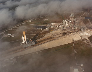 STS-6 auf dem Weg zur Startrampe