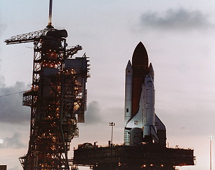 STS-8 auf dem Weg zur Startrampe