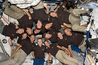 traditionelles Bordfoto STS-127 mit ISS Expedition 20
