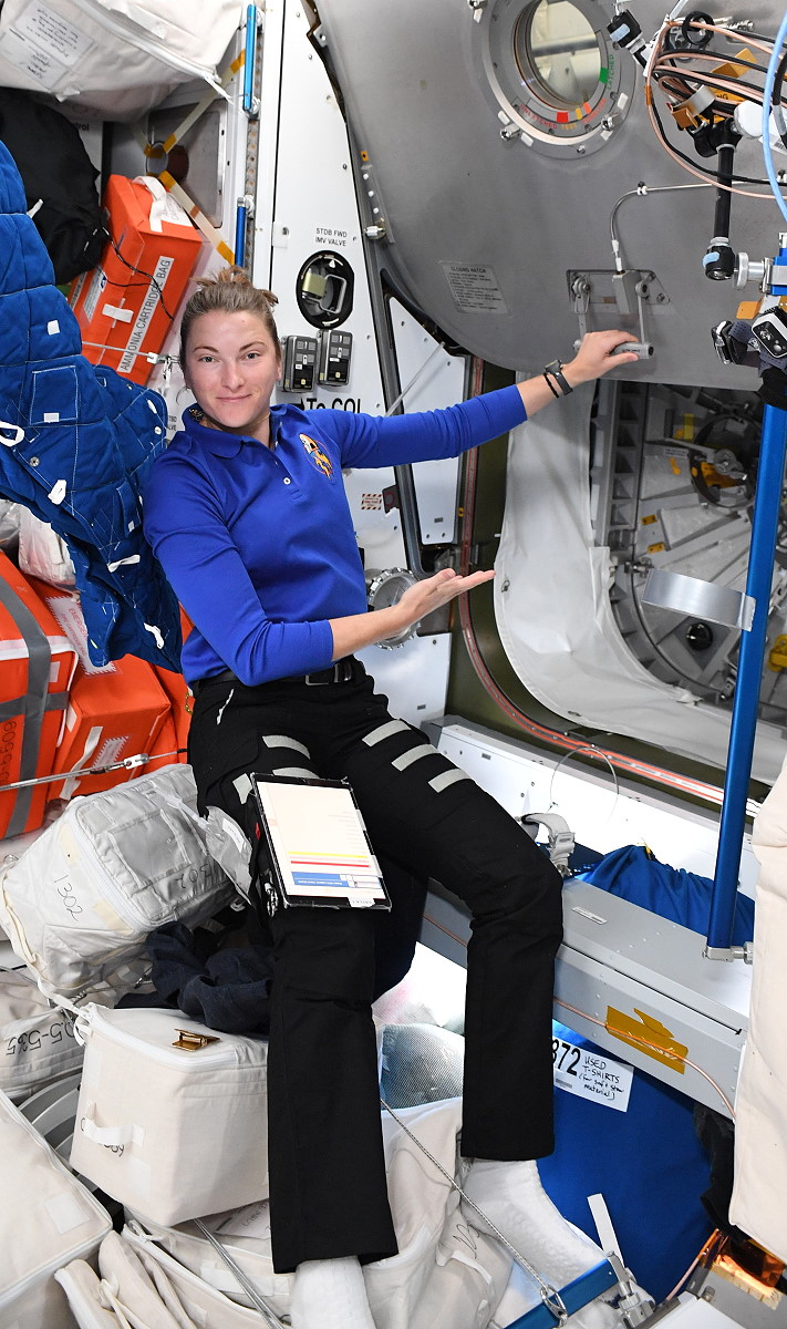 Kayla Barron �ffnet die Luke zu Columbus wieder