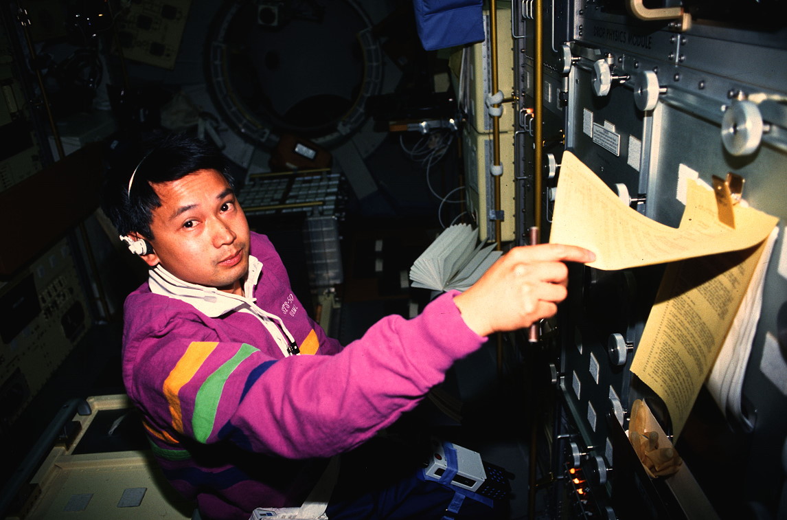 Trinh an Bord des Space Shuttle