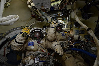 EVA-Kosmonauten in der Pirs-Luftschleuse