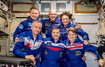 komplette Crew ISS-57