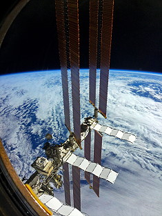 Sojus MS-17 flog über die ISS zu seinem neuen Andockknoten