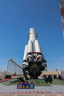Proton-M rocket with Nauka on top erection