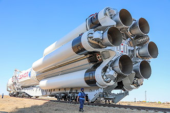 Proton-M-Rakete mit Nauka auf der Spitze auf dem Weg zur Startrampe