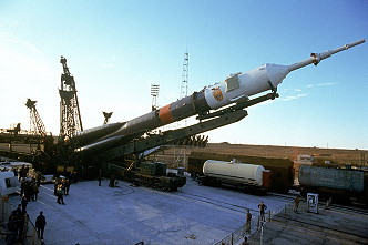 Soyuz TM-22 erection