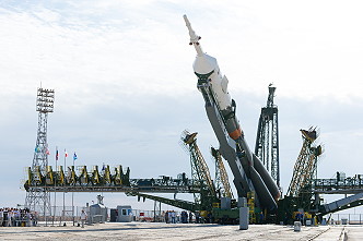Soyuz TMA-17M erection