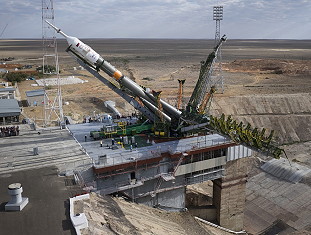Soyuz TMA-18M erection