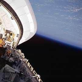STS-6 im Orbit