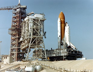 STS-7 auf dem Weg zur Startrampe