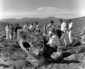Das Wrack des vorderen Rumpfes der X-15 Nr. 3 nach einem Absturz, bei dem der Pilot Michael Adams am 15. November 1967 getötet wurde. Das Personal der NASA und der US Air Force untersucht die Überreste, um die Ursache der Tragödie zu ermitteln. Der X-15-Pi