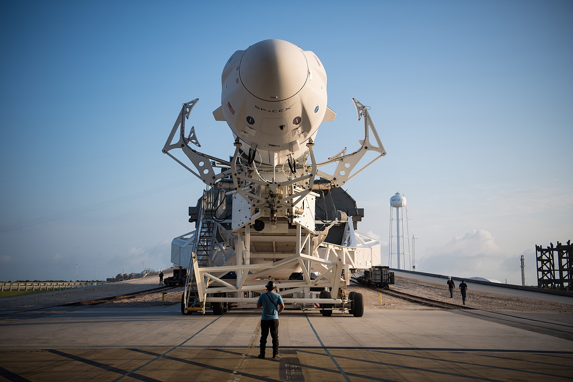 SpaceX Crew-2 auf dem Weg zur Startrampe