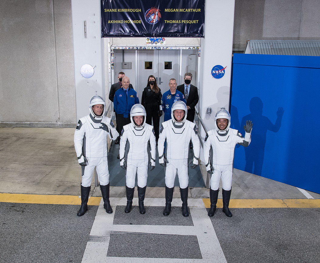 Mannschaft SpaceX Crew-2 auf dem Weg zum Start