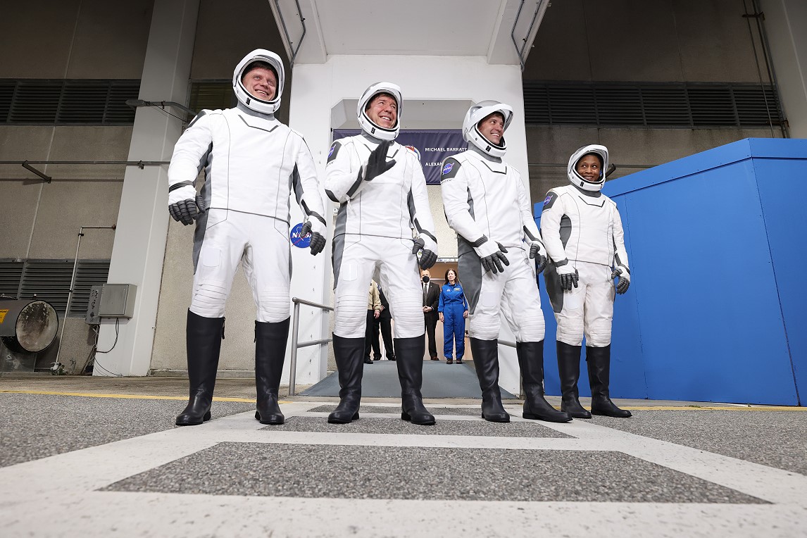 Mannschaft SpaceX Crew-8 auf dem Weg zum Start