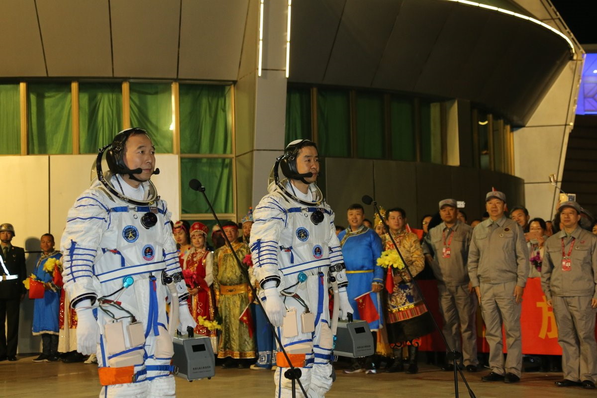 Crew Shenzhou XI auf dem Weg zum Start