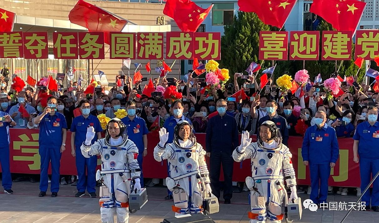 Crew Shenzhou-12 auf dem Weg zum Start