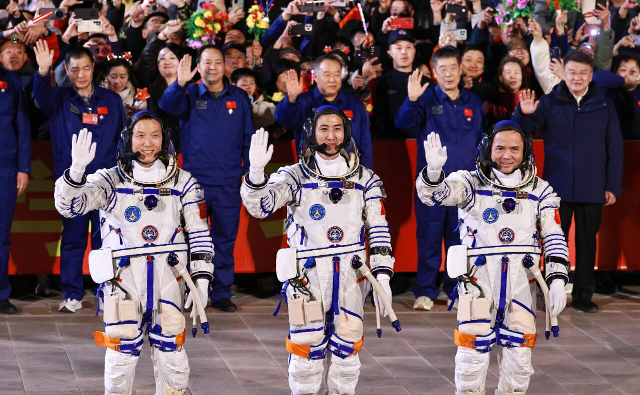 Crew Shenzhou-21 auf dem Weg zum Start