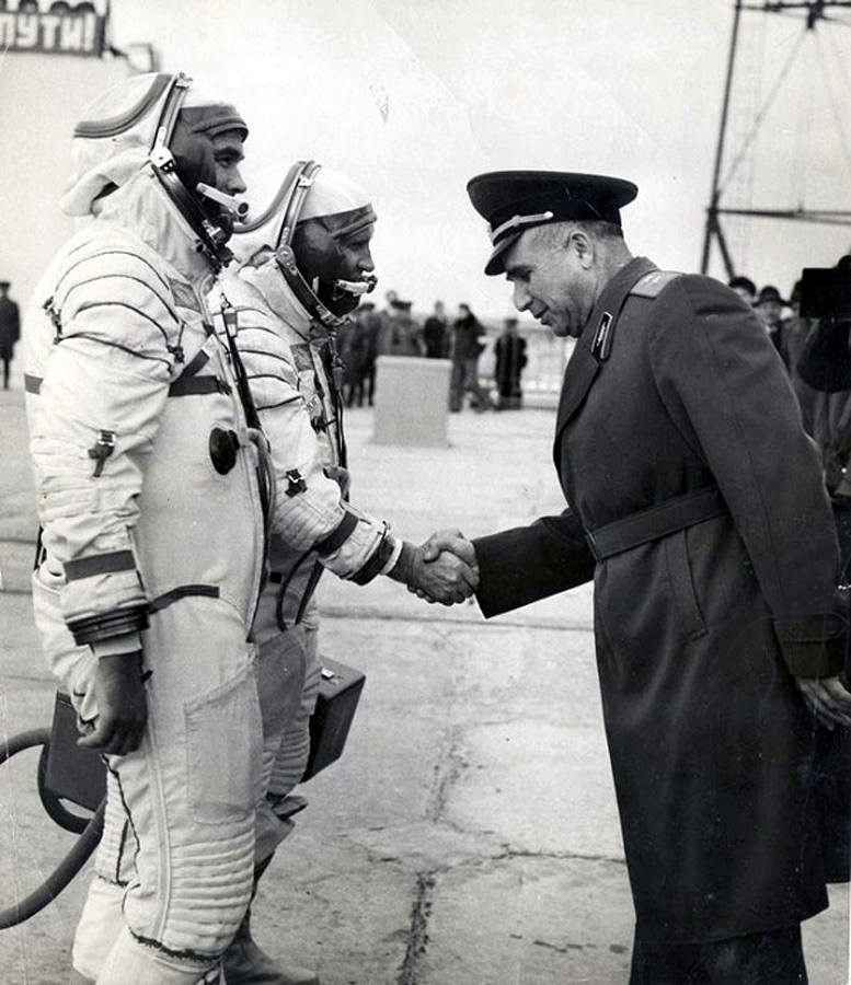 Crew Sojus 12 auf dem Weg zum Start