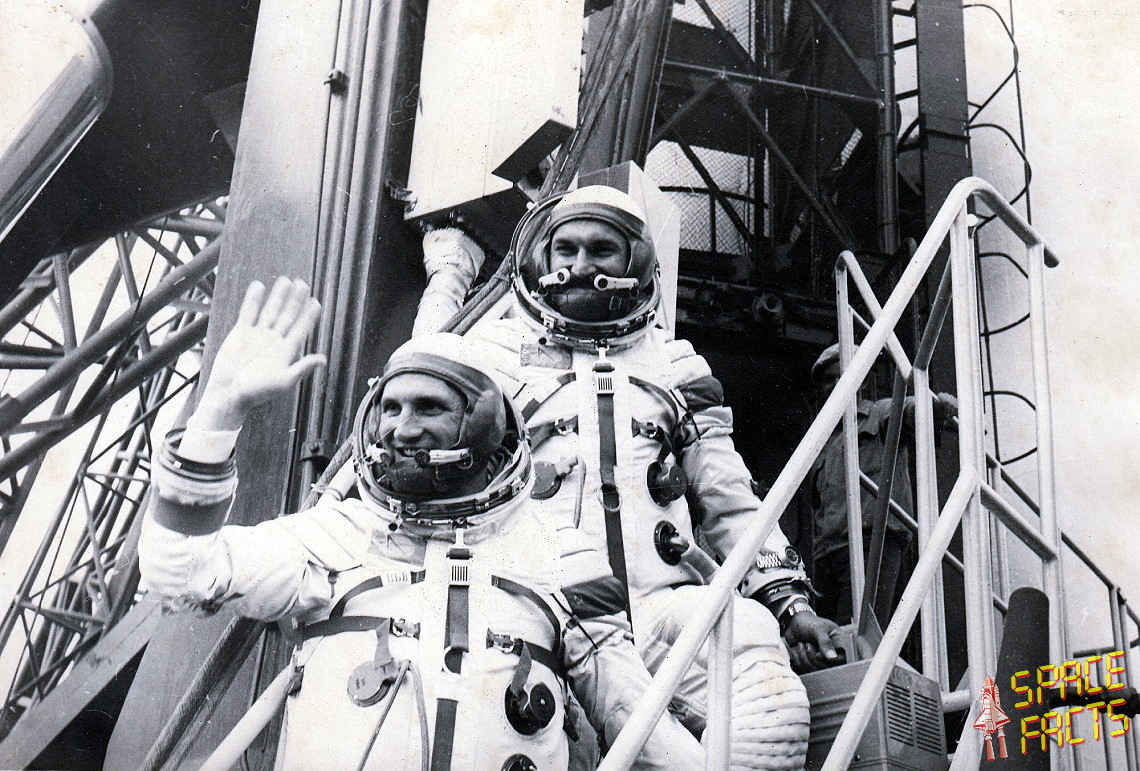 Crew Sojus 21 auf dem Weg zum Start