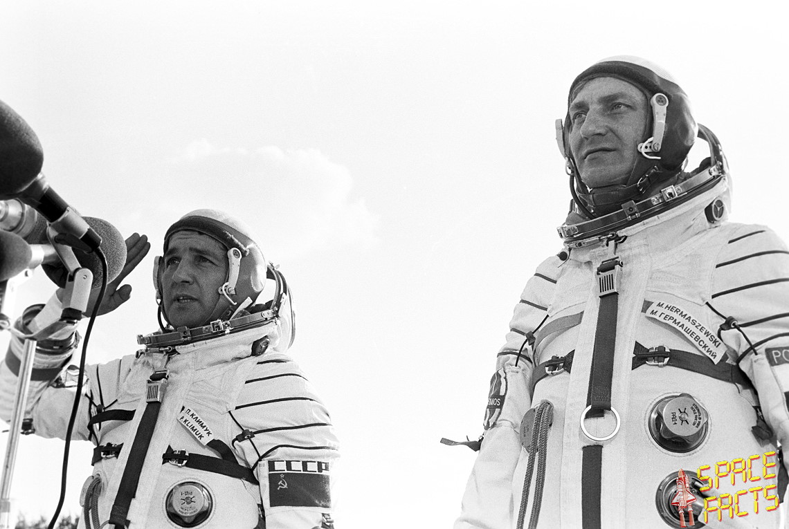 Crew Sojus 30 auf dem Weg zum Start