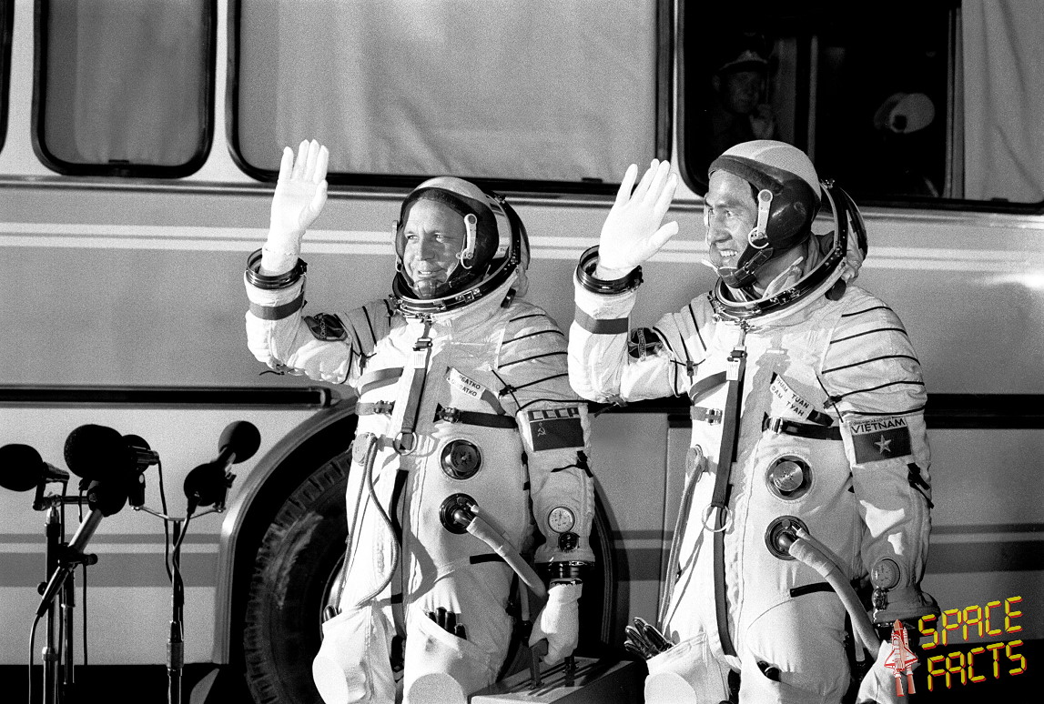 Crew Sojus 37 auf dem Weg zum Start