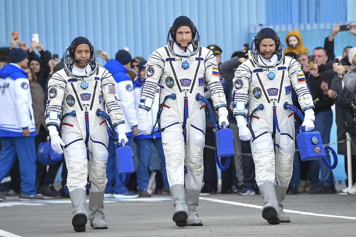 Crew Soyuz MS-28 walkout