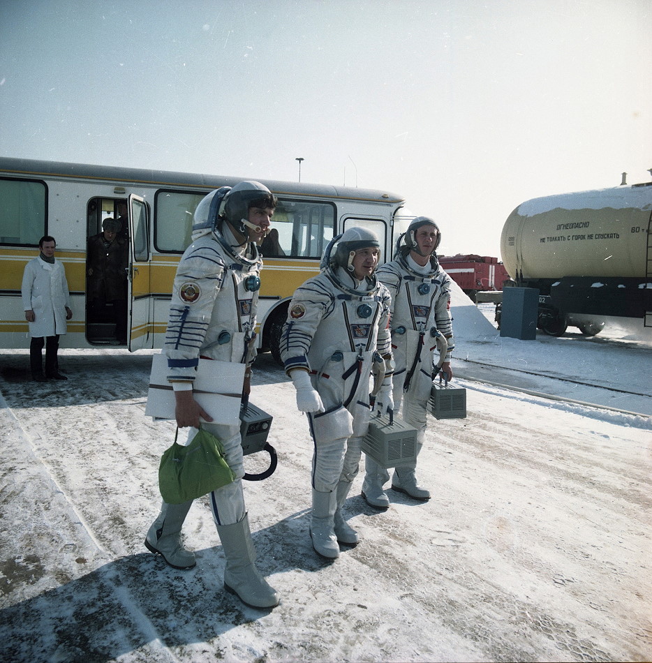 Crew Soyuz T-10 walkout