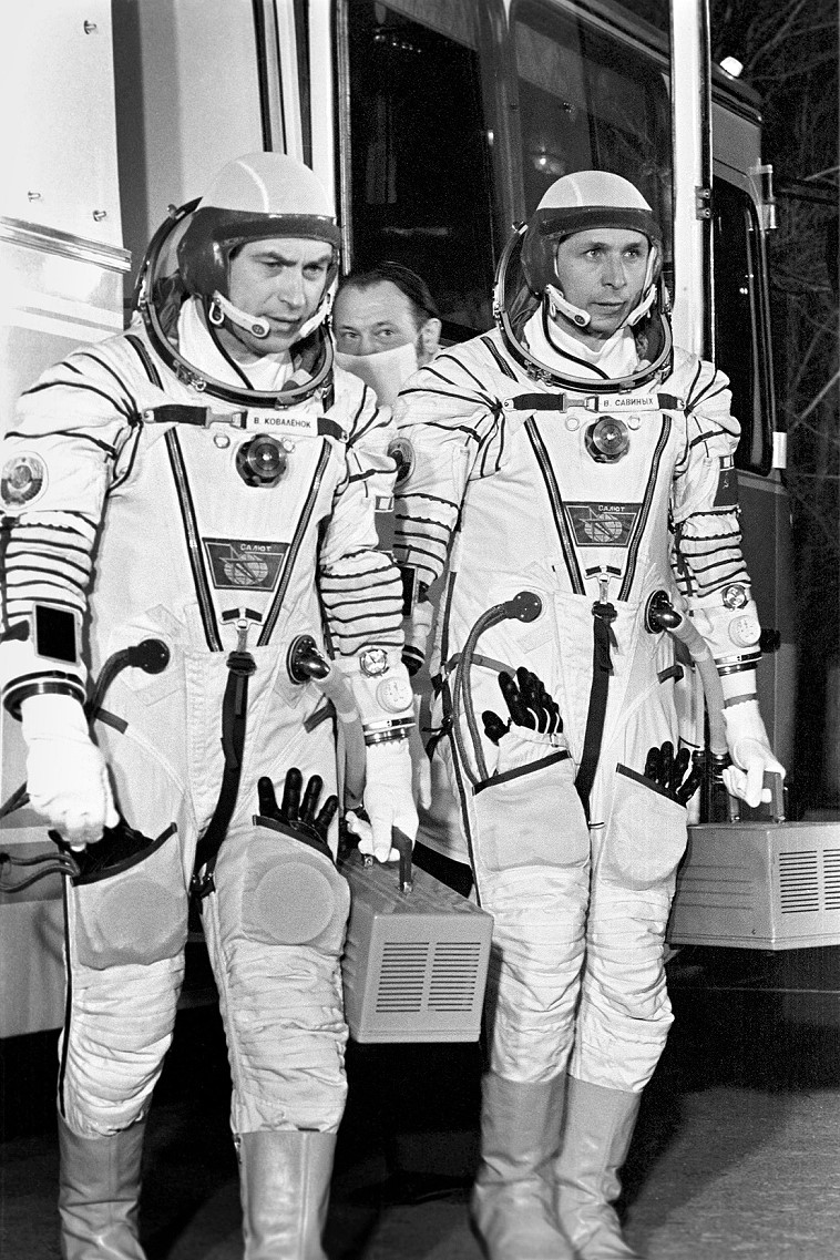 Crew Sojus T-4 auf dem Weg zum Start