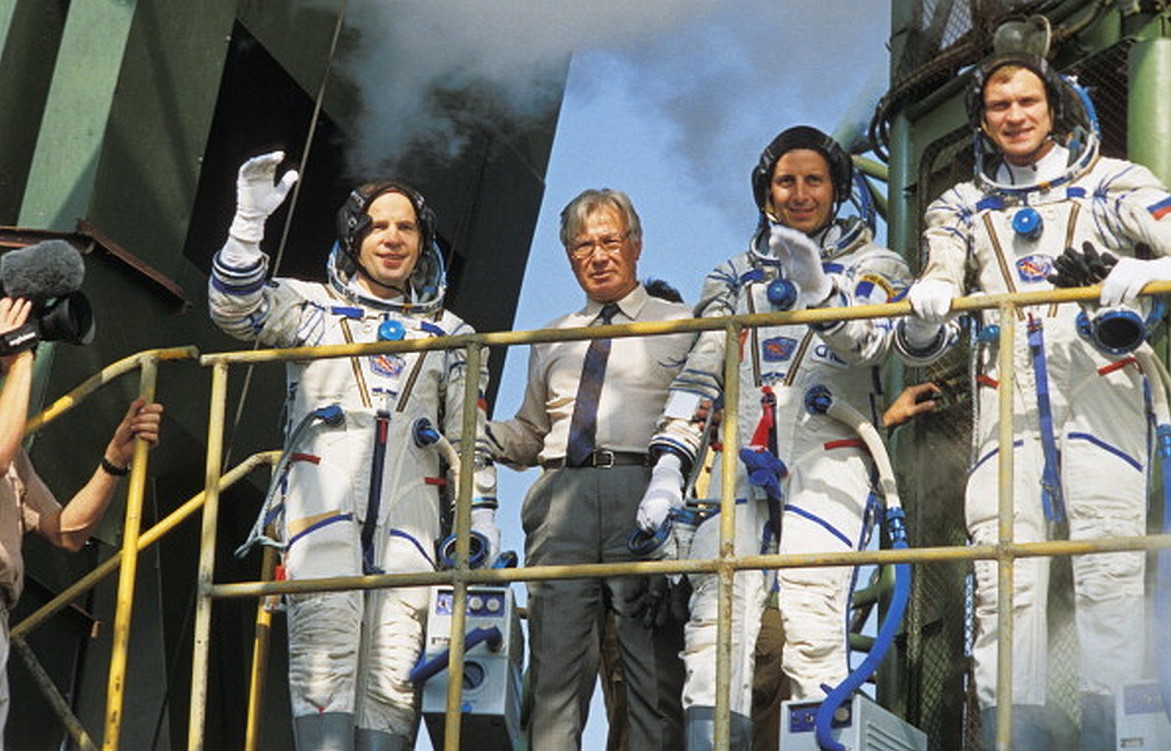 Crew Sojus TM-15 auf dem Weg zum Start