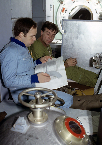 Crew Soyuz TM-9 (original)