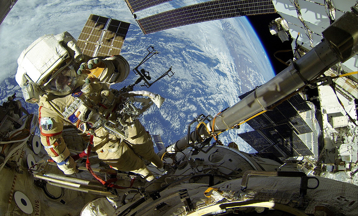 EVA Aleksei Ovchinin on December 19, 2024