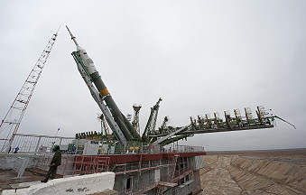 Soyuz TMA-21 erection Soyuz TMA-21 erection